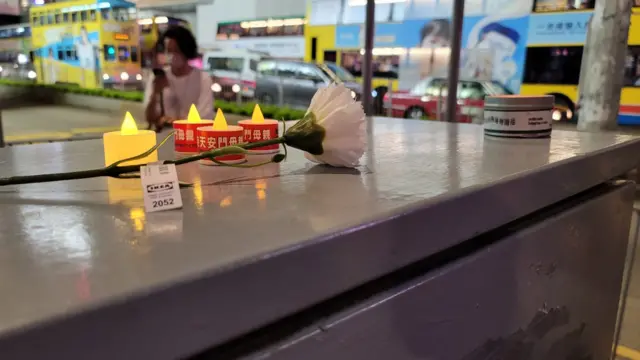 街上蜡烛随处可见。