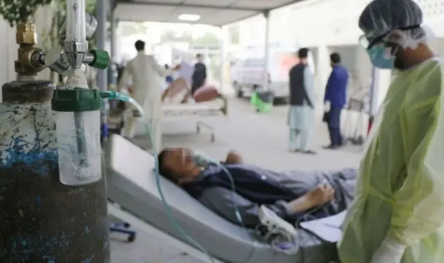 دولت افغانستان کارمندان آسیب پذیر را به منظور جلوگیری از گسترش کرونا دو هفته رخصت کرد