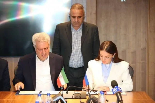 رئیس آژانس فدرال جهانگردی روسیه و وزیر گردشگری ایران در حال امضای برنامه اقدام مشترک لغو روادید گروهی