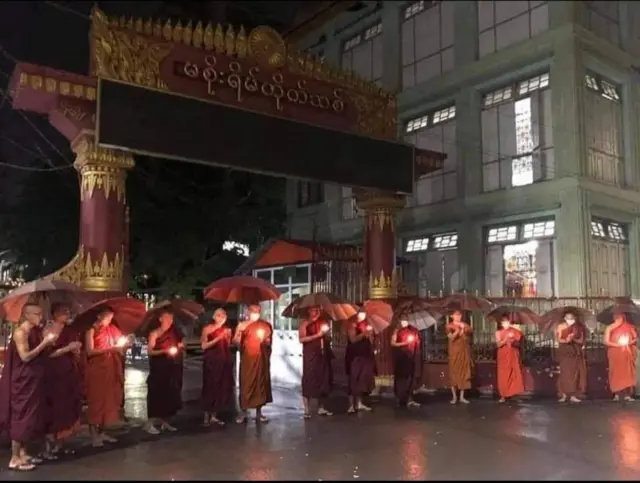 မစိုးရိမ်တိုက်သစ်ကသံဃာတစ်ချို့ဟာ စစ်အာဏာသိမ်းမှုဖြစ်ပြီးကတည်းက   ပြည်သူပြည်သားတွေ၊ ထိန်းသိမ်းခံထားရသူတွေအတွက် ညပရိတ်ရွတ် မေတ္တာပို့ လေ့ရှိပါတယ်။
