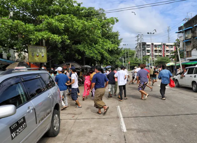 ဇွန်လ ၈ ရက် ရန်ကုန်ဆန္ဒပြပွဲတစ်ခု အရပ်ဝတ်တွေနဲ့ ဝင်ဖမ်းတဲ့မြင်ကွင်း