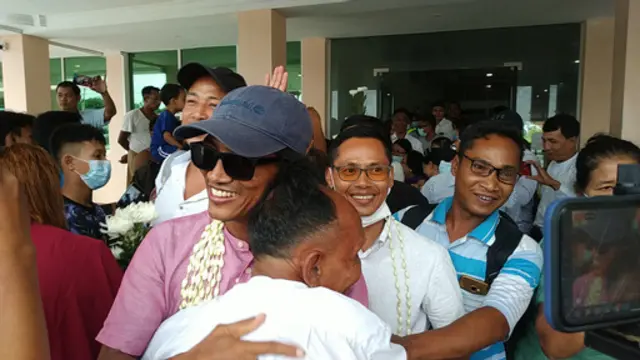 စစ်တွေလေဆိပ်ကို အေအေဗိုလ်ချုပ် ထွန်းမြတ်နိုင်ရဲ့ညီ၊ ညီမ၊ ယောက်ဖတို့ပါဝင်တဲ့ ၁၀ ဦး ညနေပိုင်းကရောက်လာ