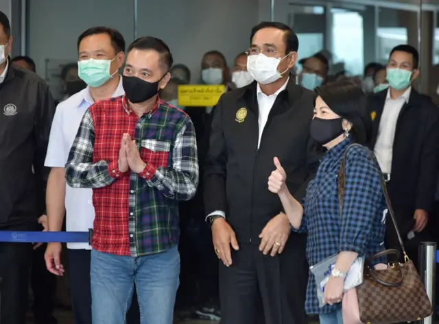 นักท่องเที่ยวต่างชาติถ่ายรูปกับนายกฯ