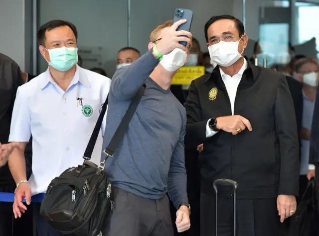 ผู้โดยสารถ่ายเซลฟีกับนายกฯ