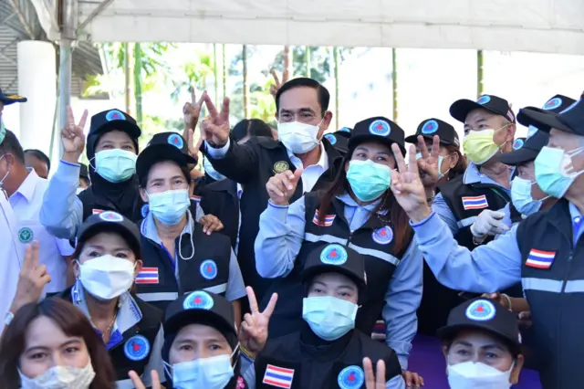 อสม. ร่วมถ่ายภาพกับนายกรัฐมนตรี ระหว่างตรวจเยี่ยมด่านท่าฉัตรไชย จ.ภูเก็ต