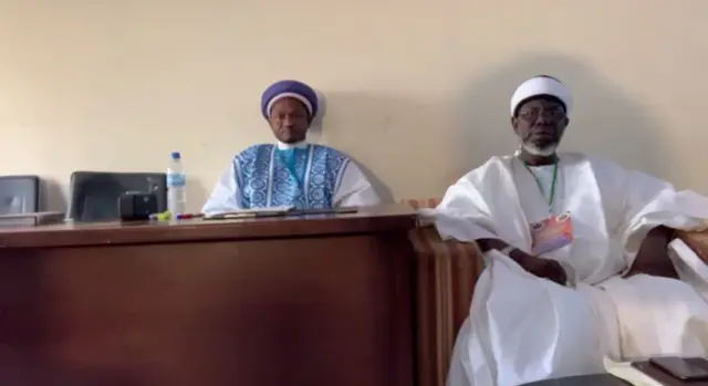 Malam Abduljabbar Nasir Kabara tare da alkalin mukabala Farfesa Salisu Shehu shugaban cibiyar addinin Islama da tattaunawa tsakanin addinai ta Jami'ar Bayero da ke Kano