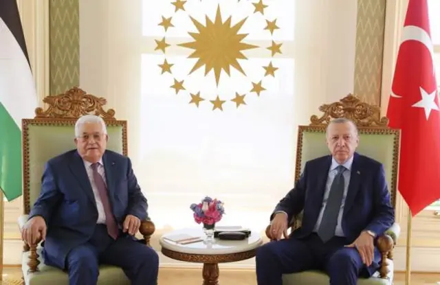 Madaxweynaha Maamulka Falstiin Maxamuud Cabbaas iyo oo Madaxweynaha Turkiga Recep Tayyip Erdogan