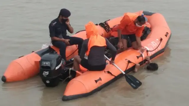 ஆற்றில் மூழ்கியவர்களில் 3 பேர் மீட்பு