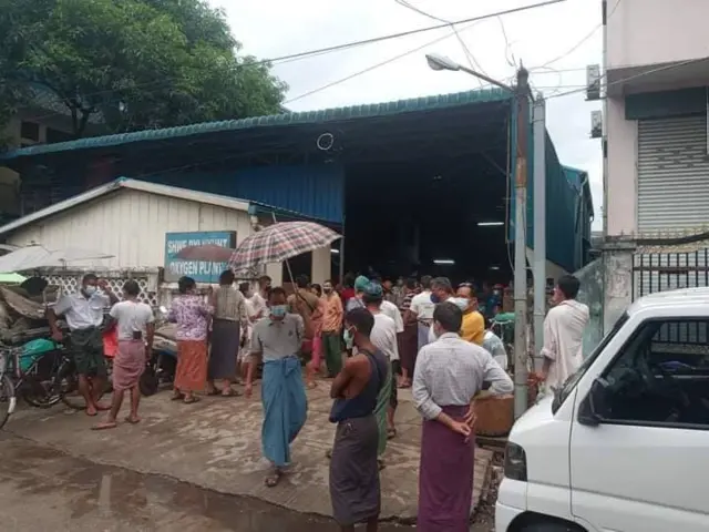 တောင်ဥက္ကလာပ စက်မှုဇုံက အောက်စီဂျင်စက်ရုံရှေ့မှာ လူတွေအောက်ဆီဂျင်ရဖို့ တန်းစီနေကြ