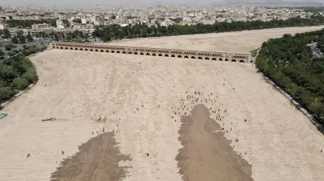 آب زاینده رود به اصفهان رسید