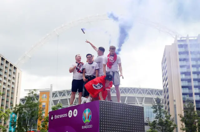 Cổ động viên tuyển Anh bên ngoài sân vận động Wembley từ đầu giờ chiều 11/7