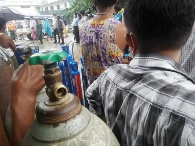 ကားဝပ်ရှော့တွေမှာ သုံးတဲ့လေအိုးတွေကို ခေါင်းပြောင်းတပ်ပြီး အောက်စီဂျင်အိုးအဖြစ် ပြန်အသုံးပြုနေတာတောင် ဈေးက အိုးဖိုးတင် ဆယ်ဆနီးပါး တက်နေပြီလို့ ရန်ကုန်မြို့တွင်းပရဟိတအဖွဲ့တစ်ဖွဲ့က ပြောပါတယ်။