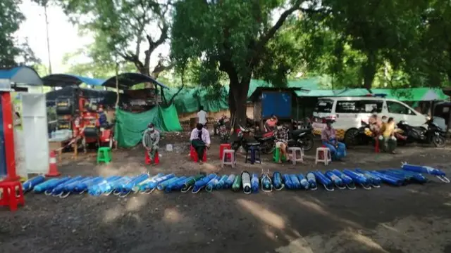 အမရပူရမြို့နယ်က ဗားကရာကျောင်းတိုက်မှာ မန္တလေးမြို့ခံ ပရဟိတအဖွဲ့တစ်ဖွဲ့က အောက်စီဂျင်ဖြည့်ပေးနေတာဖြစ်ပါတယ်။