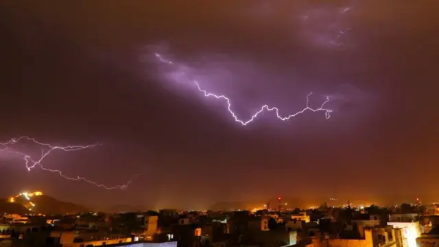 बिजली गिरना