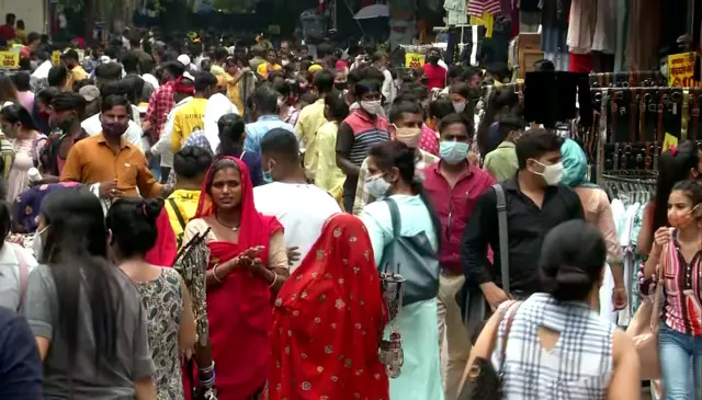 सरोजिनी नगर के मार्केट को भी भीड़ बढ़ने के बाद कर दिया गया था