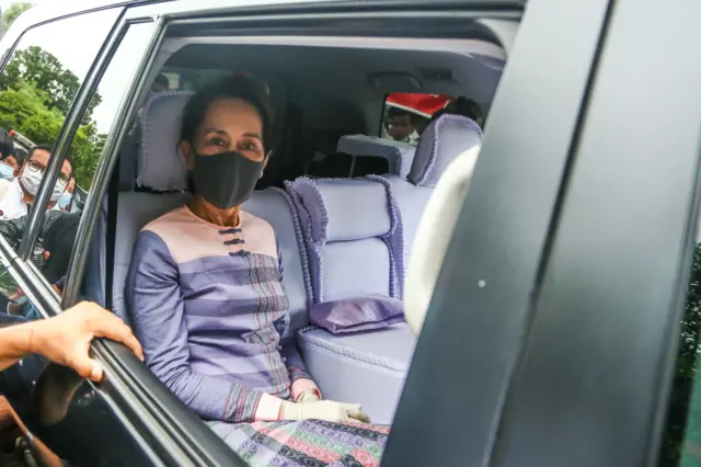 ၂၀၂၀ ရွေးကောက်ပွဲကို ကော့မှူးမြို့နယ်ကနေ ပါဝင်ယှဉ်ပြိုင်ဖို့ ကိုယ်စားလှယ်လောင်းအမည်စာရင်း ကိုယ်တိုင်လာတင်သွင်းခဲ့တဲ့ ဒေါ်အောင်ဆန်းစုကြည်