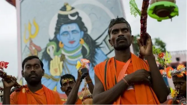 कांवड़ यात्रा में जाते हुए दो युवक