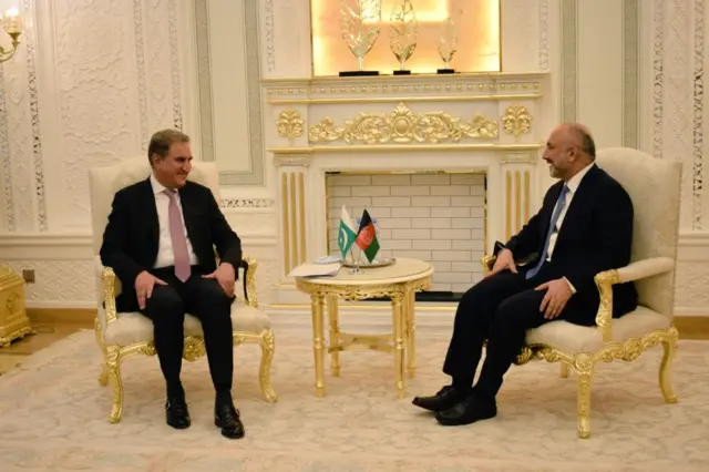 अफ़ग़ान विदेश मंत्री मोहम्मद हनीफ़ अतमार (दाएँ) के साथ शाह महमूद क़ुरैशी