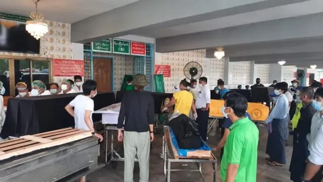 ရေဝေးသုဿန်မှာ အလှည့်ကျ မီးသင်္ဂြိုဟ်ဖို့ စောင့်နေရတဲ့ရုပ်အလောင်းတွေထဲမှာ အောက်စီဂျင်ကျလို့ ဆေးရုံပို့ဖို့ကြိုးစားရင်း အသက်ဆုံးပါးခဲ့ကြတဲ့လူနာ အများစုဖြစ်တယ်လို့ ရန်ကုန်က ပရဟိတအသင်းအဖွဲ့တွေက ပြောပါတယ်။