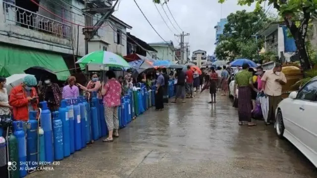 နွယ်အေးဗလီရှေ့အောက်ဆီဂျင် ဖြည့်ဖို့တန်းစီနေကြတဲ့မြင်ကွင်း