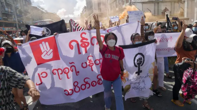 အမျိုးသမီးတွေ ဦးဆောင်တဲ့ ၂၁ ရာစုပန်ထွာဘုရင်မများသပိတ်
