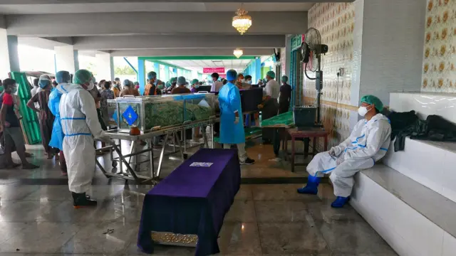 ရန်ကုန်က မီးသင်္ဂြိုဟ်စက်တွေမှာ မနေ့ ဇူလိုင်လ ၁၃ ရက်က အလောင်းရာချီ မီးသင်္ဂြိုဟ်ခဲ့ရပါတယ်။ ဒီထဲမှာ အောက်စီဂျင်ကျလို့ လူနာတင်ယာဉ်ပေါ်ပါလာရင်း လမ်းမှာ သေဆုံးခဲ့ကြရသူတွေလည်း ပါလို့ ဒီလူတွေကို ဆေးစစ်ရင် ကိုဗစ် လူနာတွေပဲ ဖြစ်လာကြမှာလို့ ပရဟိတသမားတွေက ပြောပါတယ်။
