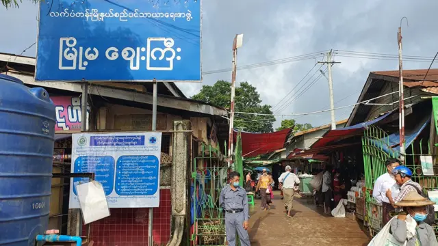 လက်ပံတန်းမှာ တကြော့ပြန်ကိုဗစ်ကူးစက်မှုတွေစတဲ့ မြို့မဈေးကြီးအပြင် ဈေးတွေ၊ အလုပ်တွေကို ၂ ပတ်ကြာ ပိတ်ထားလို့ ဝင်ငွေခက်ခဲနေချိန်မှာ မီတာဆောင်ဖို့ ဆော်သြနေတယ်ဆိုပြီး မြို့ခံတွေက ပြောပါတယ်။