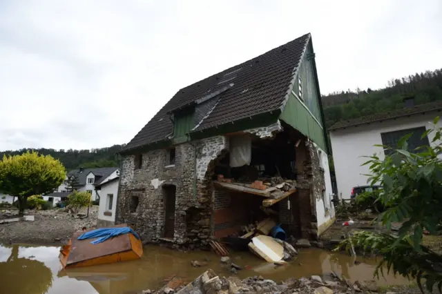 जर्मनी में बारिश और बाढ़ से तबाही