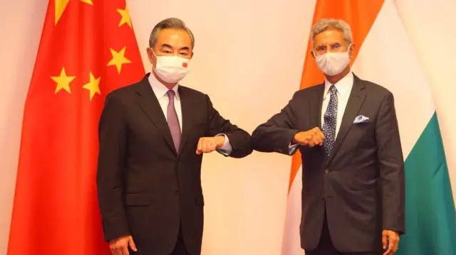 चीनी विदेश मंत्री वांग यी के साथ भारत के विदेश मंत्री एस जयशंकर