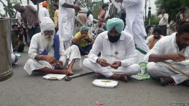 पुलिस की कार्रवाई का विरोध करते किसान