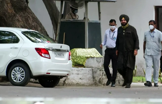 दिल्ली में सोनिया गांधी के आवास पर नवजोत सिंह सिद्धू