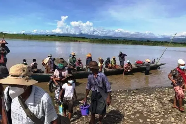 တိုက်ပွဲတွေကြောင့် ထောင်ချီတဲ့ ဒေသခံတွေ တိမ်းရှောင်နေရ
