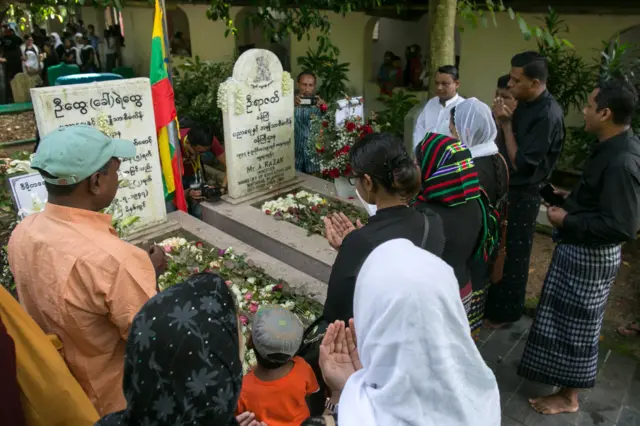 ၇၄ နှစ်မြောက် အာဇာနည်နေ့ အခမ်းအနားကို အာဇာနည်ခေါင်းဆောင် ဦးရာဇတ် နဲ့ ဦးအုန်းမောင် မိသားစုတွေပါ