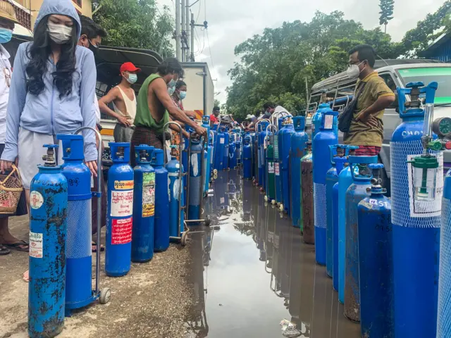 ရန်ကုန်မှာ အောက်ဆီဂျင် တန်းစီနေနေမြင်ကွင်း
