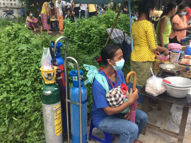 မင်းဓမ္မလမ်းအနီးက အောက်ဆီဂျင်စက်ရုံတစ်ခုမှာ အောက်ဆီဂျင်စောင့်ဆိုင်းနေတဲ့ဇူလိုင် ၁၇ ရက်မြင်ကွင်း