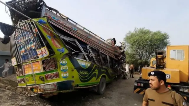 पाकिस्तान में बस दुर्घटना