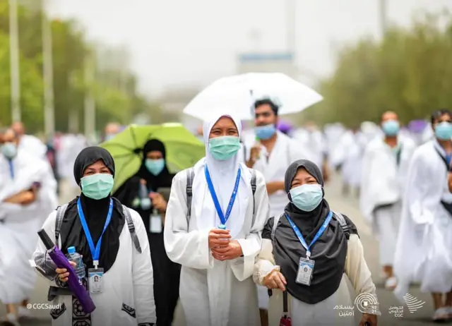 Wasu hotunan alhazai suna addu'a a filin Arafa