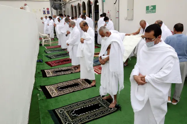 Alhazai na sallar asuba a filin ARfa