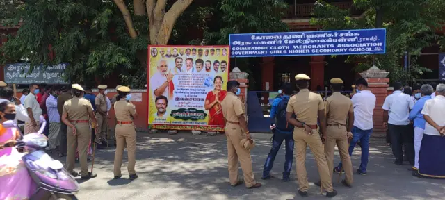 கொரோனா தடுப்பூசி மையத்துக்கு எதிரே பிரதமர் நரேந்திர மோதிக்கு நன்றி தெரிவித்து பாஜகவினர் வைத்த பேனர்.