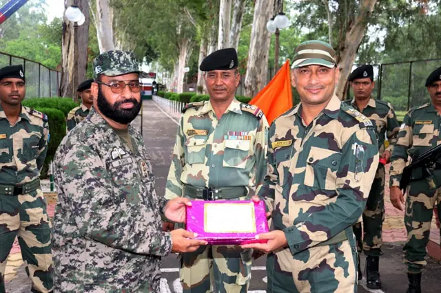 जम्मू में सीमा पर बीएसएफ़ और पाकिस्तान रेंजर्स के जवान