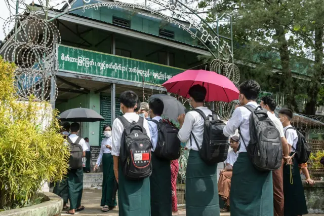 ကျောင်းတွေ နောက်ထပ် နှစ်ပတ် ထပ်ပိတ်မယ်လို့ ကြေညာ