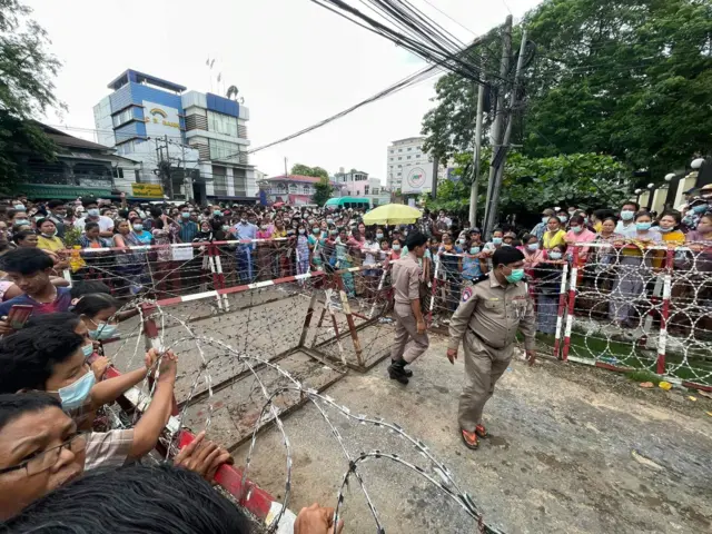 ပုံစာ- ဇွန်၃၀ရက် အင်းစိန်ထောင်ရှေ့မြင်ကွင်း