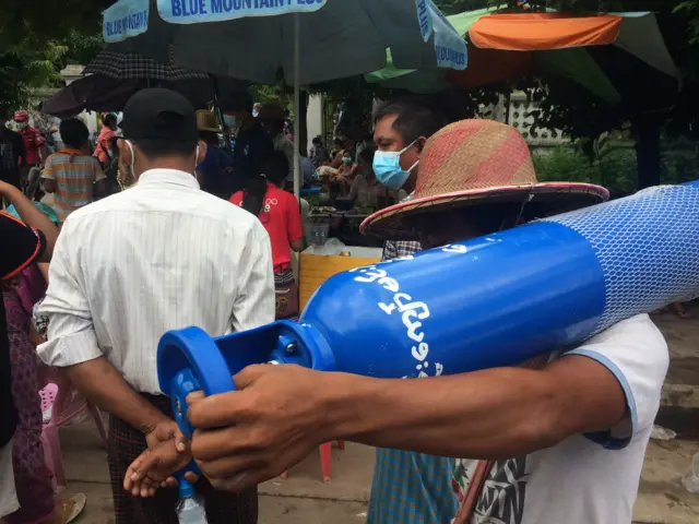 အောက်ဆီဂျင် အဆမတန် ဈေးတင်ရောင်းချမှုတွေရှိနေ