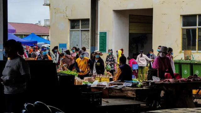 လူရာချီလာတဲ့ ကွတ်ခိုင်ယာယီပျံကျဈေးကို ကိုဗစ်စည်းကမ်းနဲ့အညီ ဖွင့်ပေးဖို့ လူထုလိုလား