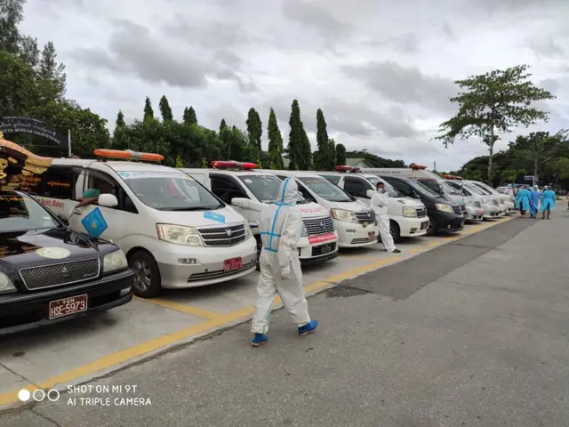 ရန်ကုန် ရေဝေးသုသာန်မှာ တန်းစီစောင့်နေတဲ့ နာရေးကားများ