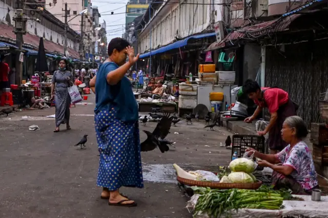 မြန်မာ့အလုပ်အကိုင် ၁ သန်းဆုံးရှုံးပြီး ဆင်းရဲနှုန်းတိုးလာနိုင်တယ်လို့ ကမ္ဘာ့ဘဏ်ခန့်မှန်း
