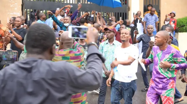 Ndị bịara n'ụlọikpe ịkwado Nnamdi Kanu