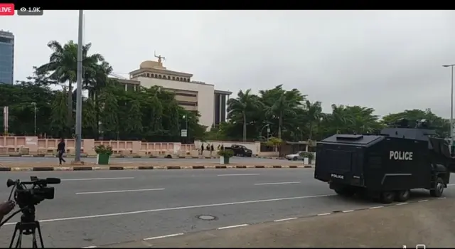 Ụgbọala ndị uweojii n andị ọrụ nchekwa ndị ọzọ nọ n'ihu 'Federal High Court' dị n'Abuja