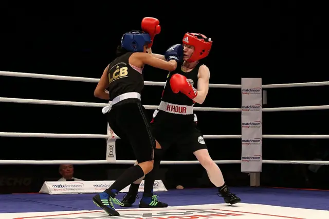 Bishii May Ramla Cali oo la feertameysa gabadh lagu magacaabo Rachael Mackenzie, ciyarataas waxay ka dhacday magaalada Liverpool ee Ingiriiska