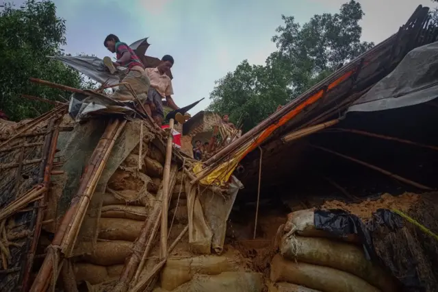 ရေကြီးခဲ့တဲ့ အပျက်အစီးတွေကြား စခန်းမှာ နေထိုင်ကြသူတွေ